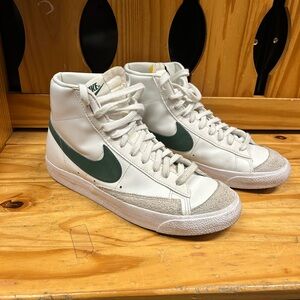 Nike Blazer Mid ‘77 Vintage sneakers. Size 9. Like new